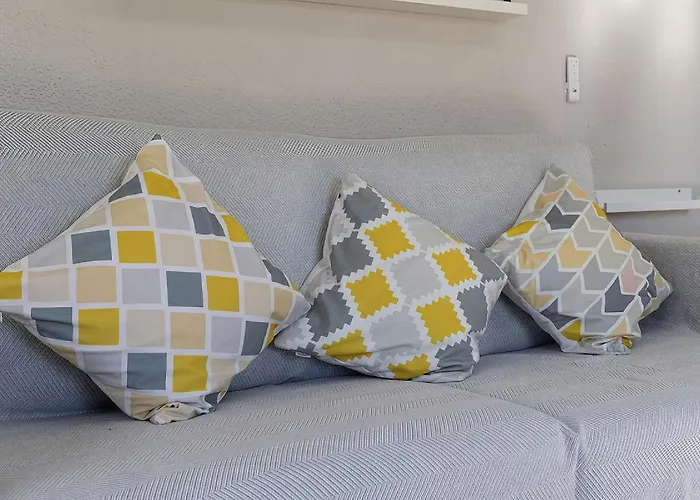 Cozy Retreat With Patio Steps From Alcazar *