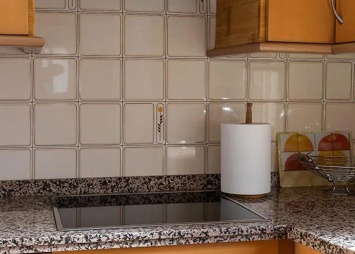 Cozy Retreat With Patio Steps From Alcazar Apartman *