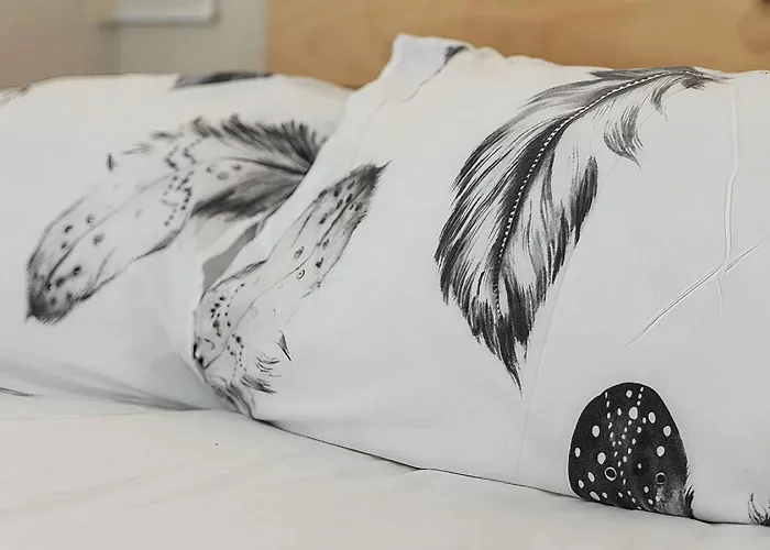 Cozy Retreat With Patio Steps From Alcazar *