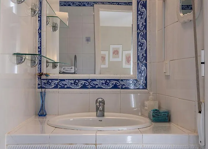 Cozy Retreat With Patio Steps From Alcazar Apartman