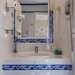 Cozy Retreat With Patio Steps From Alcázar Apartamento