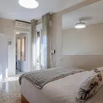 Cozy Retreat With Patio Steps From Alcázar Apartamento