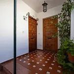 Cozy Retreat With Patio Steps From Alcázar