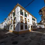 Lägenhet Cozy Retreat With Patio Steps From Alcazar Córdoba