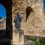 Lägenhet Cozy Retreat With Patio Steps From Alcazar Córdoba