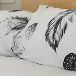 Cozy Retreat With Patio Steps From Alcazar Lägenhet