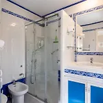 Cozy Retreat With Patio Steps From Alcázar