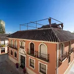 Cozy Retreat With Patio Steps From Alcazar *