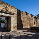 Cozy Retreat With Patio Steps From Alcázar Apartamento