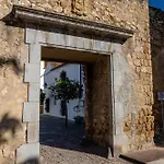 Cozy Retreat With Patio Steps From Alcazar