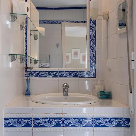 Cozy Retreat With Patio Steps From Alcazar