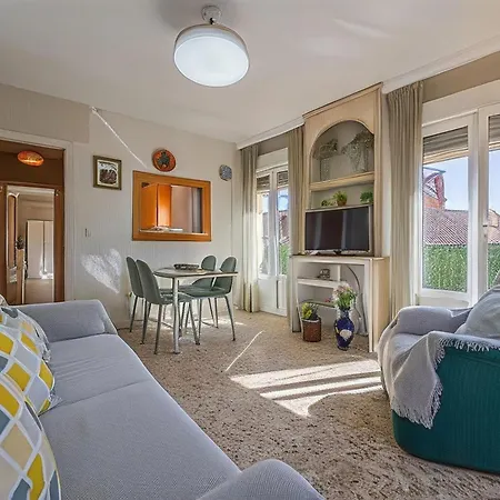 Apartamento Cozy Retreat With Patio Steps From Alcázar *