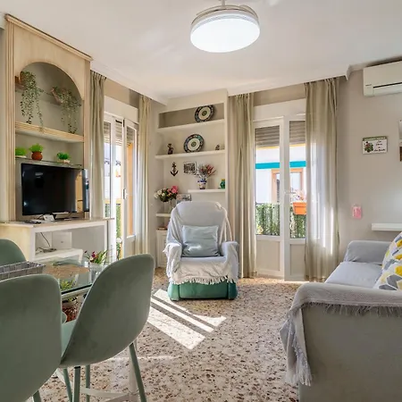 Cozy Retreat With Patio Steps From Alcazar Apartment