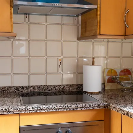 Cozy Retreat With Patio Steps From Alcázar
