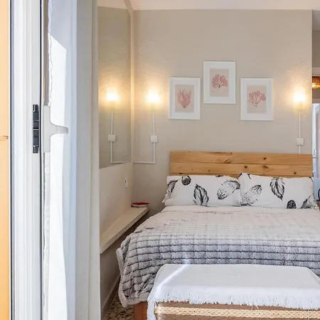 Apartment Cozy Retreat With Patio Steps From Alcazar *