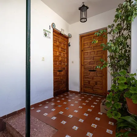 Cozy Retreat With Patio Steps From Alcazar Apartment