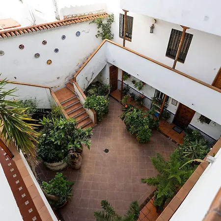 Cozy Retreat With Patio Steps From Alcazar Apartment *