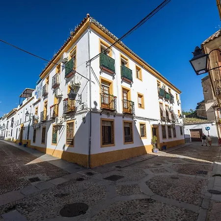 Cozy Retreat With Patio Steps From Alcázar