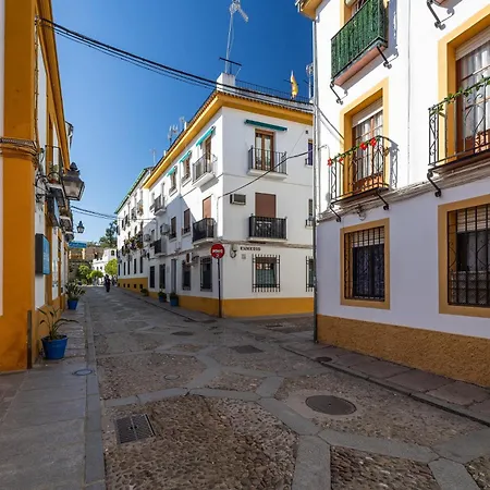 Appartamento Cozy Retreat With Patio Steps From Alcázar Cordova