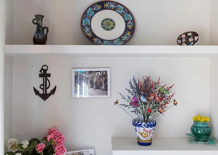 Cozy Retreat With Patio Steps From Alcazar Lägenhet *