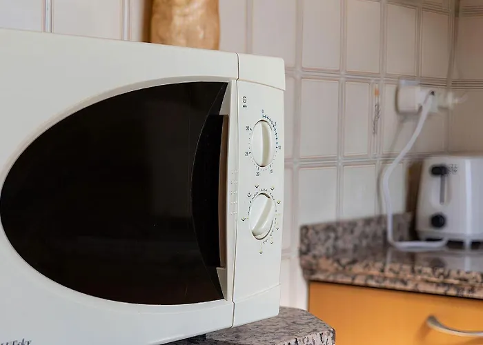 Cozy Retreat With Patio Steps From Alcazar Lägenhet *