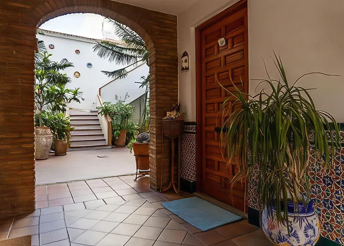 Lägenhet Cozy Retreat With Patio Steps From Alcazar