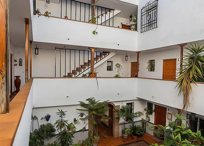 Lägenhet Cozy Retreat With Patio Steps From Alcazar Córdoba