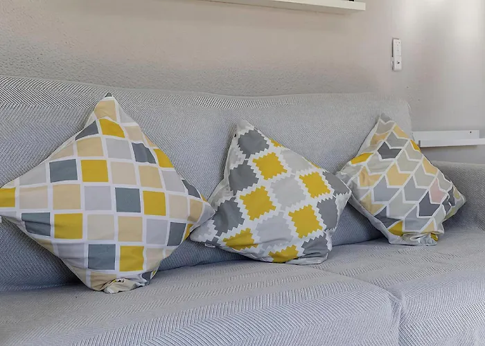 Cozy Retreat With Patio Steps From Alcazar 아파트 *