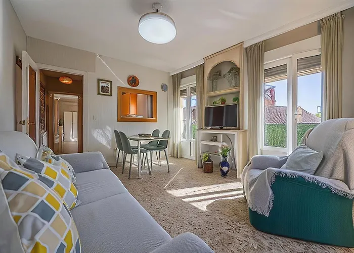 Apartment Cozy Retreat With Patio Steps From Alcazar *