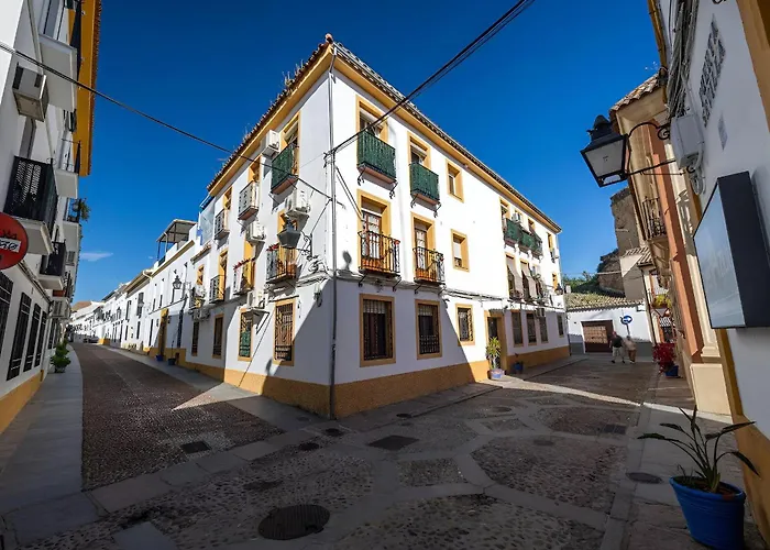 Apartment Cozy Retreat With Patio Steps From Alcazar Cordoba