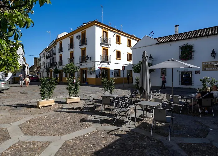 Apartment Cozy Retreat With Patio Steps From Alcazar