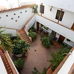 Cozy Retreat With Patio Steps From Alcázar Apartamento *
