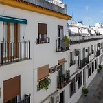 Cozy Retreat With Patio Steps From Alcázar Apartamento *