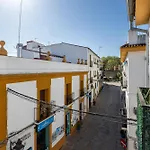 Apartamento Cozy Retreat With Patio Steps From Alcázar *