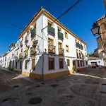 Cozy Retreat With Patio Steps From Alcázar