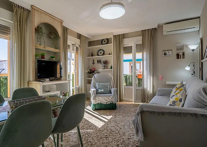 Cozy Retreat With Patio Steps From Alcazar شقة *