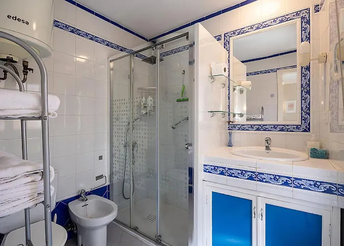 Cozy Retreat With Patio Steps From Alcazar *