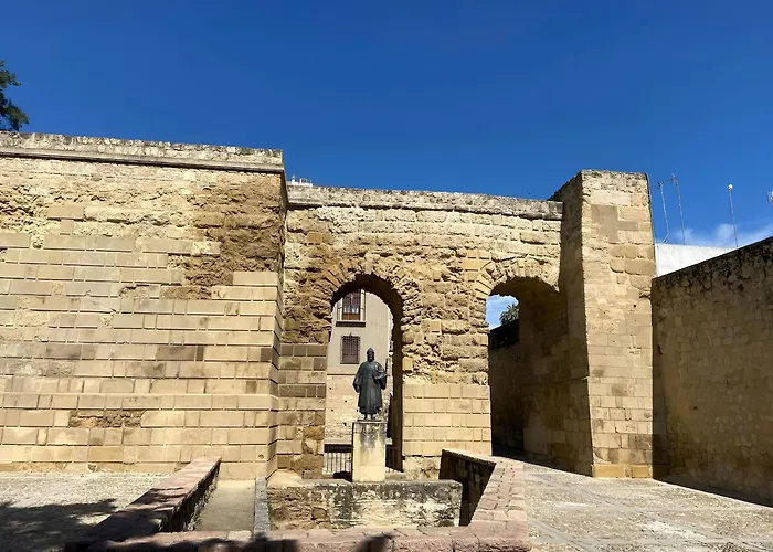 شقة Cozy Retreat With Patio Steps From Alcazar