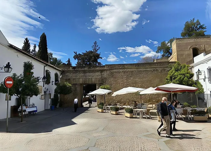 Cozy Retreat With Patio Steps From Alcazar