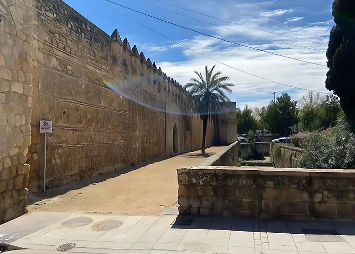 شقة Cozy Retreat With Patio Steps From Alcazar