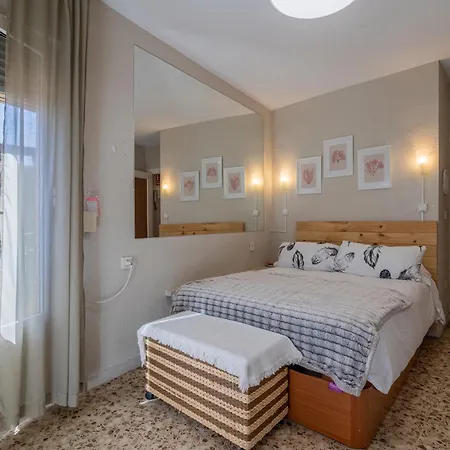 Cozy Retreat With Patio Steps From Alcazar Cordoba