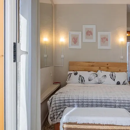 Cozy Retreat With Patio Steps From Alcazar Apartment